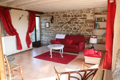 Coin salon dans l'établissement Les Gîtes Aux Volets Roses