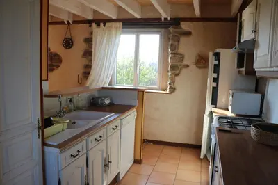 Cuisine ou kitchenette dans l'établissement Les Gîtes Aux Volets Roses
