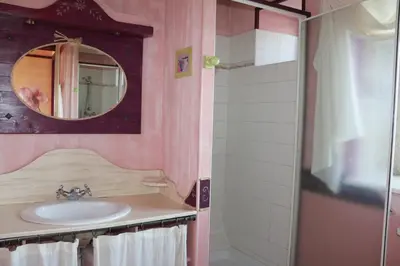 Salle de bains dans l'établissement Les Gîtes Aux Volets Roses