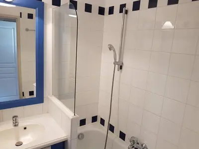 Salle de bains dans l'établissement Cap Marine 8