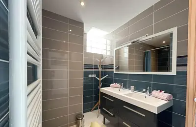 Salle de bains dans l'établissement Ty Maud' calme et spacieux
