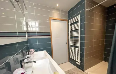 Salle de bains dans l'établissement Ty Maud' calme et spacieux