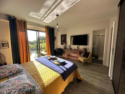 Télévision ou salle de divertissement dans l'établissement Chambres d'hôtes villa du Sieck plage piscine