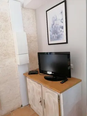 Télévision ou salle de divertissement dans l'établissement TI KER