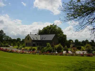 Jardin de l'établissement Gîte 4 km mer, 1 km centre ville, pour 8 pers