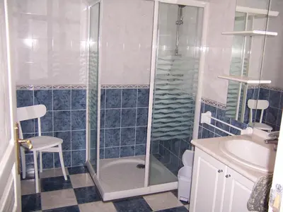 Salle de bains dans l'établissement Gîte 4 km mer, 1 km centre ville, pour 8 pers