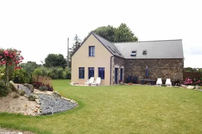 Jardin de l'établissement Gîte 4 km mer, 1 km centre ville, pour 8 pers