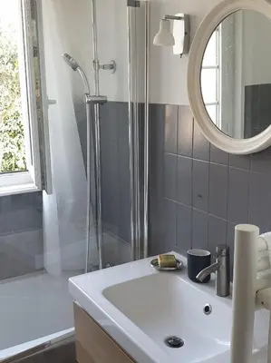 Salle de bains dans l'établissement Ménez Rhun