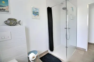 Salle de bains dans l'établissement La maison Ti Billou, 6 pers, plage et GR 34 à 250m