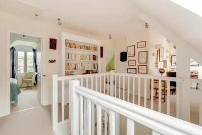 Bibliothèque dans la maison de vacances