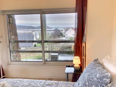 Un ou plusieurs lits dans un hébergement de l'établissement Superbe maison avec jardin, proche plage, chiens admis - FR-1-542-25