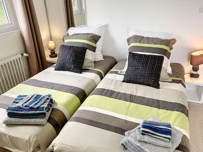 Un ou plusieurs lits dans un hébergement de l'établissement Superbe maison avec jardin, proche plage, chiens admis - FR-1-542-25