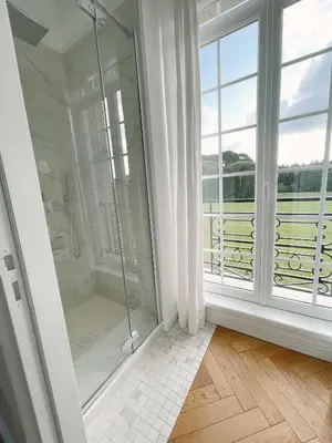 Salle de bains dans l'établissement Les Garennes - Hôtel Spa Bénodet