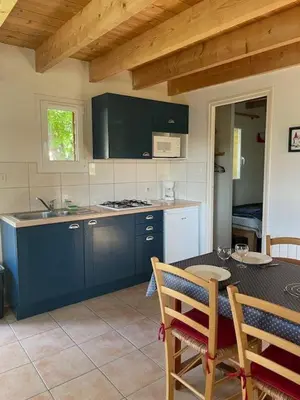 Cuisine ou kitchenette dans l'établissement Camping les vergers de Squividan ***