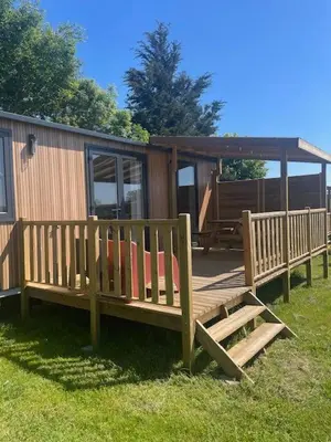 Jardin de l'établissement Camping les vergers de Squividan ***