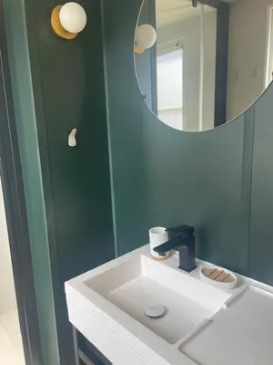 Salle de bains dans l'établissement Camping les vergers de Squividan ***