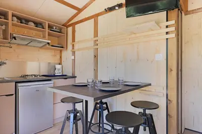 Cuisine ou kitchenette dans l'établissement Camping les vergers de Squividan ***