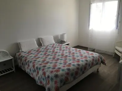 Un ou plusieurs lits dans un hébergement de l'établissement MAISON LES PIEDS DANS L EAU