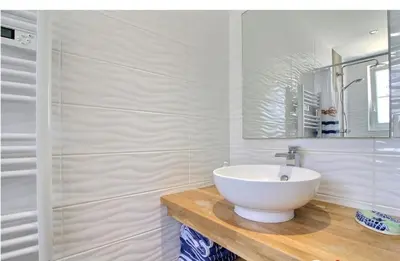 Salle de bains dans l'établissement Maison proche du Phare de Trézien vue mer
