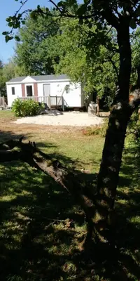 Jardin de l'établissement mobil-home à la campagne