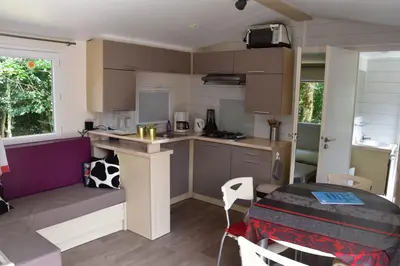 Cuisine ou kitchenette dans l'établissement mobil-home à la campagne