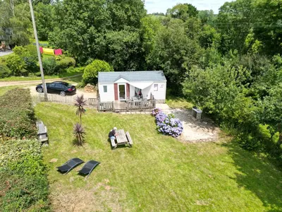 Jardin de l'établissement mobil-home à la campagne