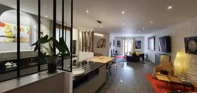 Télévision ou salle de divertissement dans l'établissement galerie Angle3