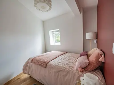 Un ou plusieurs lits dans un hébergement de l'établissement Bénodet : Appartement rénové face mer, 100m de la plage, parking privé, balcon, 3 étoiles, 4 pers. - FR-1-481-80