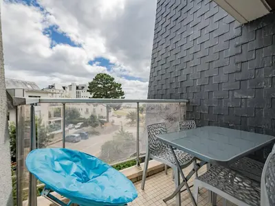 Balcon ou terrasse dans l'établissement Bénodet : Appartement rénové face mer, 100m de la plage, parking privé, balcon, 3 étoiles, 4 pers. - FR-1-481-80