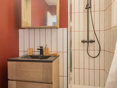 Salle de bains dans l'établissement Bénodet : Appartement rénové face mer, 100m de la plage, parking privé, balcon, 3 étoiles, 4 pers. - FR-1-481-80