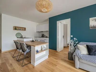 Cuisine ou kitchenette dans l'établissement Bénodet : Appartement rénové face mer, 100m de la plage, parking privé, balcon, 3 étoiles, 4 pers. - FR-1-481-80