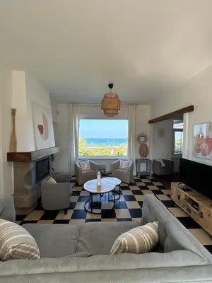 Coin salon dans l'établissement Maison de Vacances vue mer