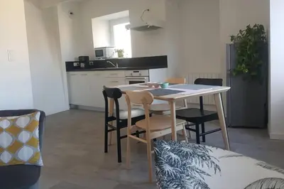 Cuisine ou kitchenette dans l'établissement Les Appartements de Viarmes et de Guernisac