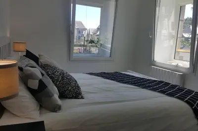 Un ou plusieurs lits dans un hébergement de l'établissement Les Appartements de Viarmes et de Guernisac
