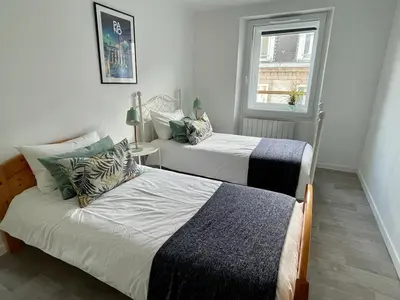 Un ou plusieurs lits dans un hébergement de l'établissement Les Appartements de Viarmes et de Guernisac