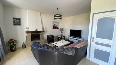 Télévision ou salle de divertissement dans l'établissement Charmante Maison Bretonne à 2 minutes des plages