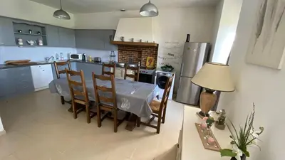 Cuisine ou kitchenette dans l'établissement Charmante Maison Bretonne à 2 minutes des plages