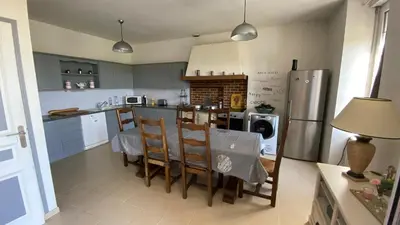 Cuisine ou kitchenette dans l'établissement Charmante Maison Bretonne à 2 minutes des plages