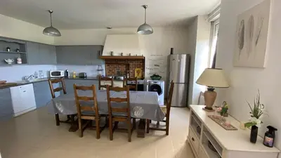 Cuisine ou kitchenette dans l'établissement Charmante Maison Bretonne à 2 minutes des plages