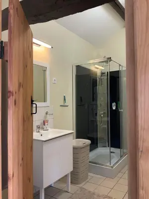Salle de bains dans l'établissement Le Cloître