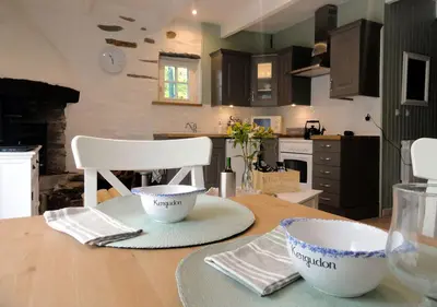Cuisine ou kitchenette dans l'établissement Hayloft at Kergudon Gîtes, Couples' gîte with pool