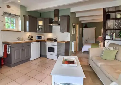 Cuisine ou kitchenette dans l'établissement Hayloft at Kergudon Gîtes, Couples' gîte with pool