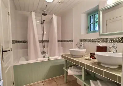Salle de bains dans l'établissement Hayloft at Kergudon Gîtes, Couples' gîte with pool
