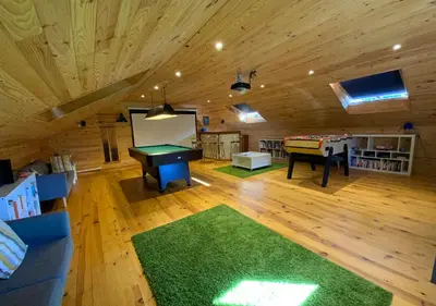 Télévision ou salle de divertissement dans l'établissement Hayloft at Kergudon Gîtes, Couples' gîte with pool
