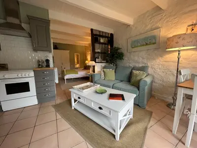 Cuisine ou kitchenette dans l'établissement Hayloft at Kergudon Gîtes, Couples' gîte with pool
