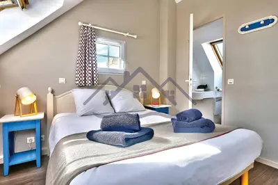 Un ou plusieurs lits dans un hébergement de l'établissement LocaLise au Guilvinec - A22 - Belle vue sur la mer, la piscine et le jardin - Tout à pied, plages, port, centre, commerces, marché - Wifi inclus - Animaux bienvenus - Linge de lit inclus