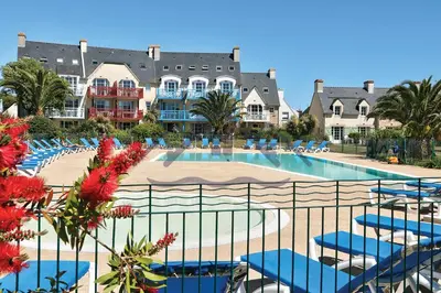 Piscine de l'établissement LocaLise au Guilvinec - A22 - Belle vue sur la mer, la piscine et le jardin - Tout à pied, plages, port, centre, commerces, marché - Wifi inclus - Animaux bienvenus - Linge de lit inclus ou située à proximité