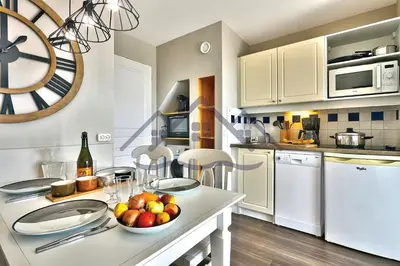 Cuisine ou kitchenette dans l'établissement LocaLise au Guilvinec - A22 - Belle vue sur la mer, la piscine et le jardin - Tout à pied, plages, port, centre, commerces, marché - Wifi inclus - Animaux bienvenus - Linge de lit inclus