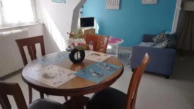 Télévision ou salle de divertissement dans l'établissement Appartement indépendant Ar Neiz