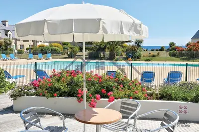 Piscine de l'établissement LocaLise - Maison G4 au Guilvinec - A 50m de la mer avec jardin et piscine - Tout à pied, plages, port, centre, commerces, marché - Wifi inclus - Animaux bienvenus - Linge de lit inclus ou située à proximité